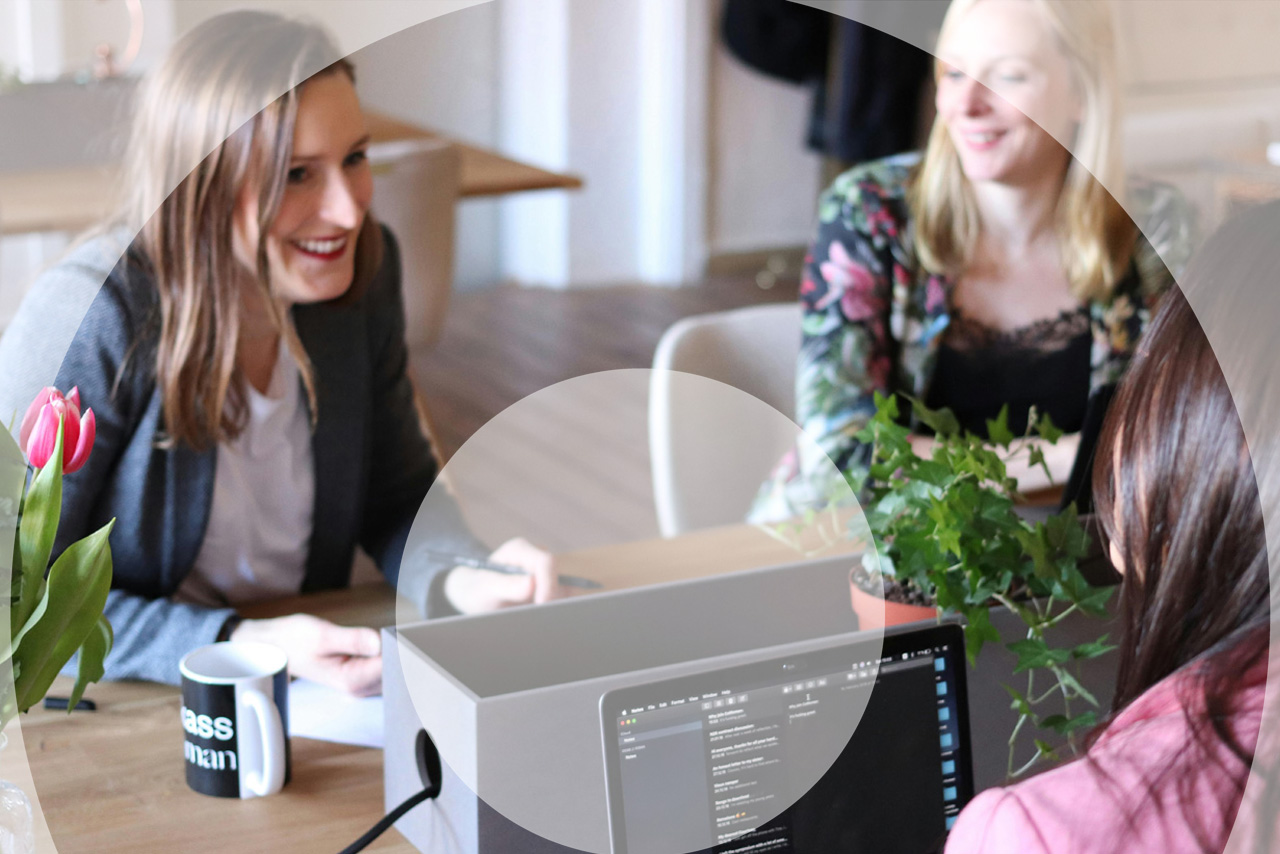 Familia Franchise Consultancy franchise consultants talking to a client