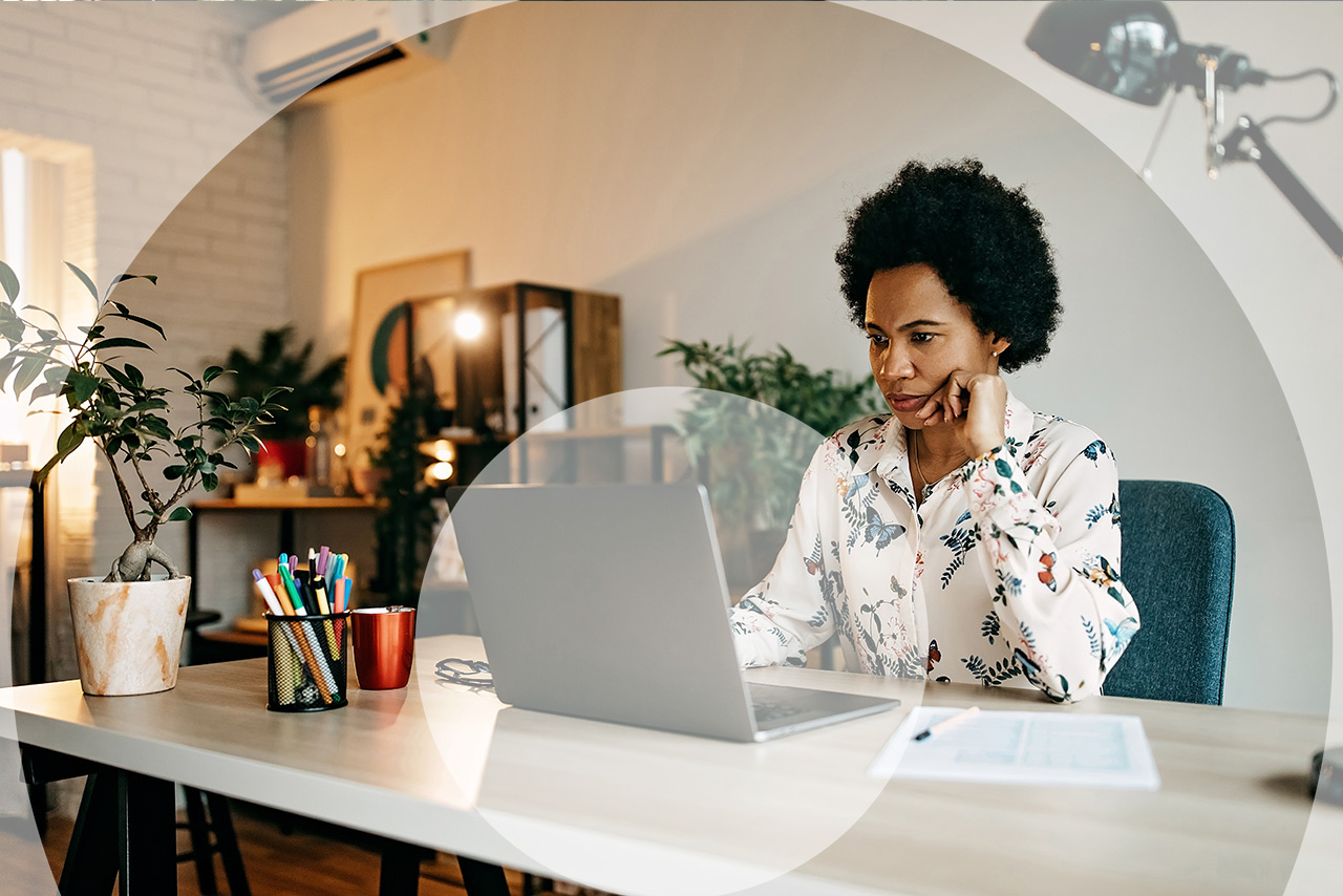 Familia Franchise Consultancy Franchise consultant working at desk