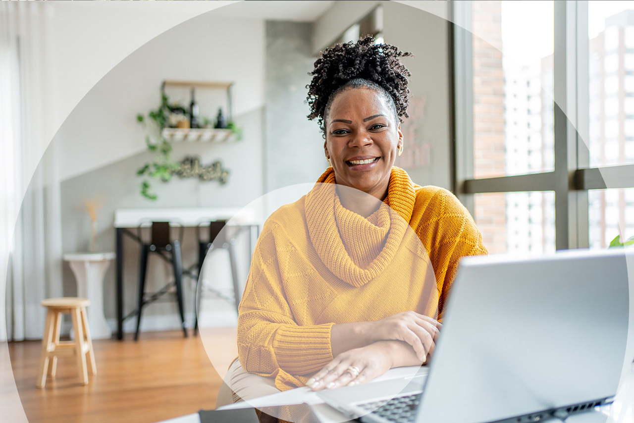 Familia Franchise Consultancy Franchise Consultant working at laptop